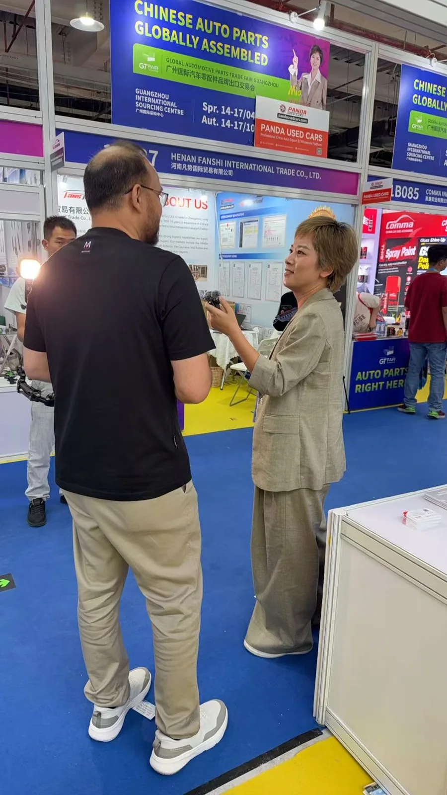 Conversations at the Guangzhou auto parts exhibition